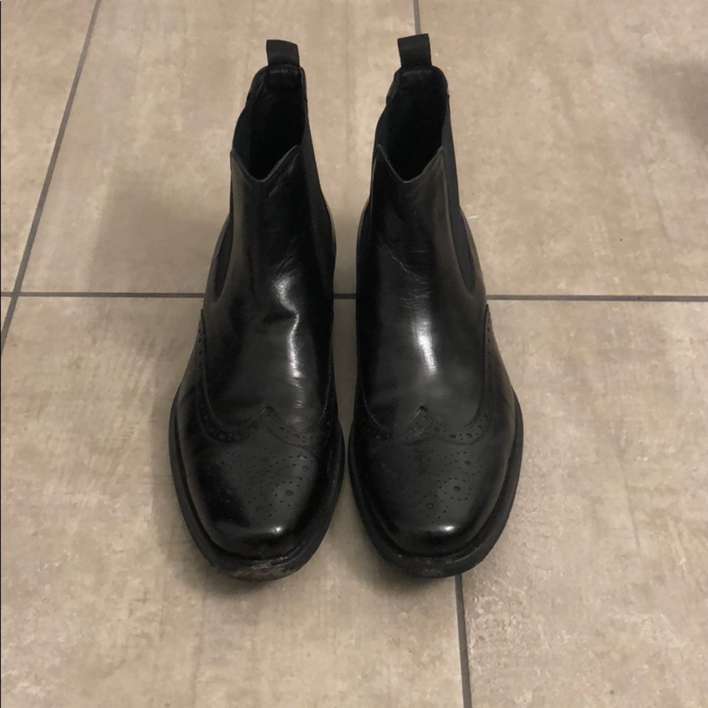 Black leather Chelsea boots